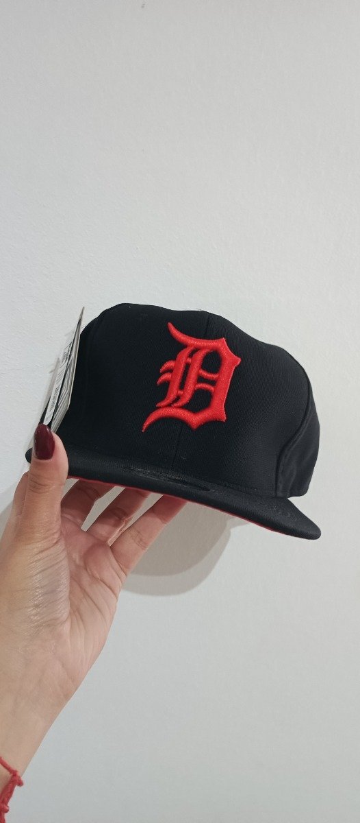 Producto - DETROIT negra con rojo