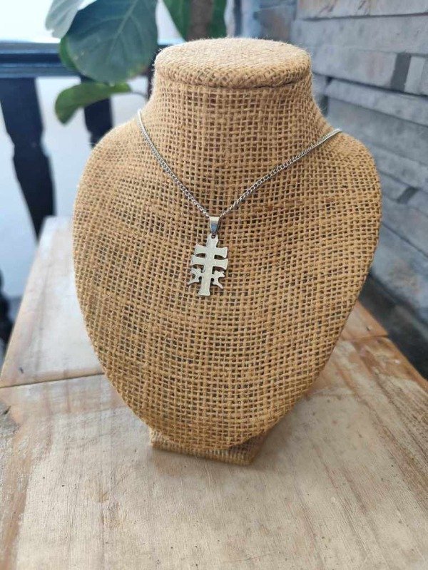 Producto - Collar cruz caravaca. Acero quirúrgico.