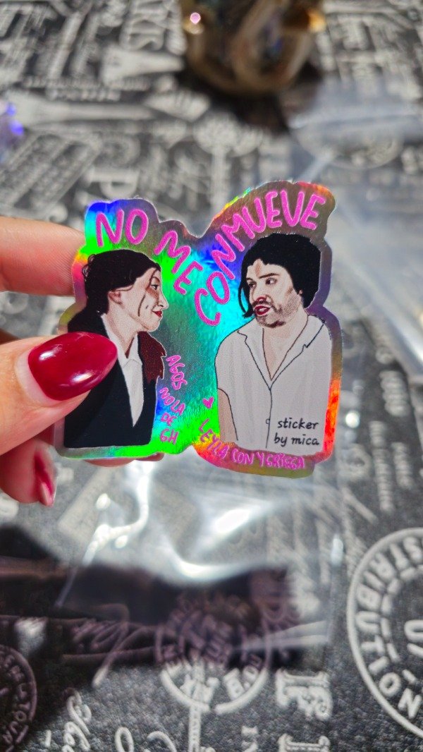 Producto - Sticker no me conmueve holo