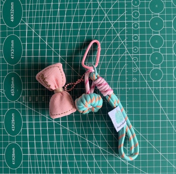 Producto - Charm moño rosa