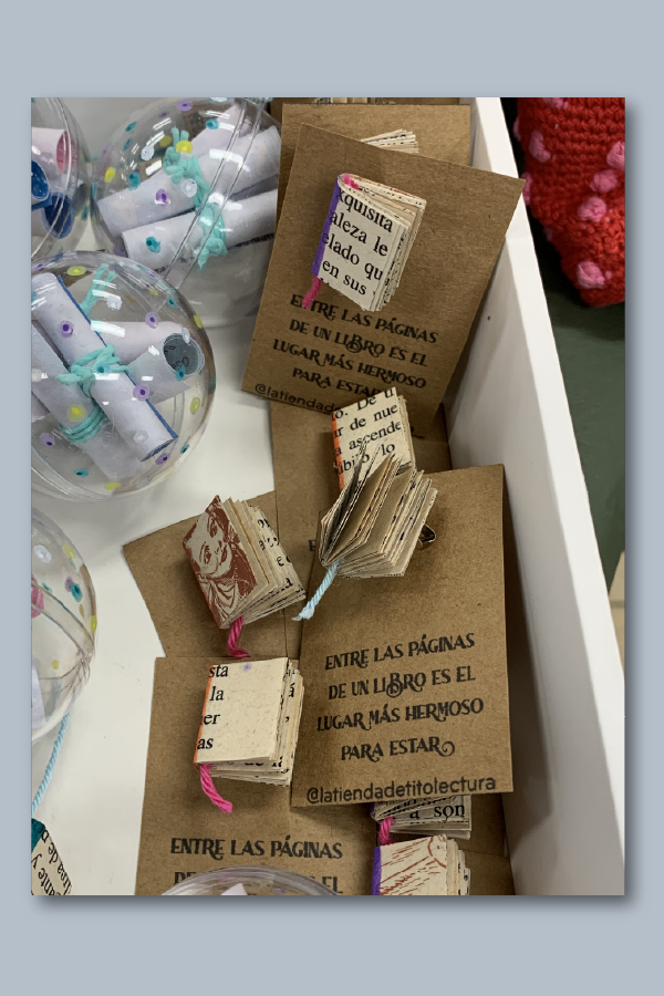 Producto - Pin librito