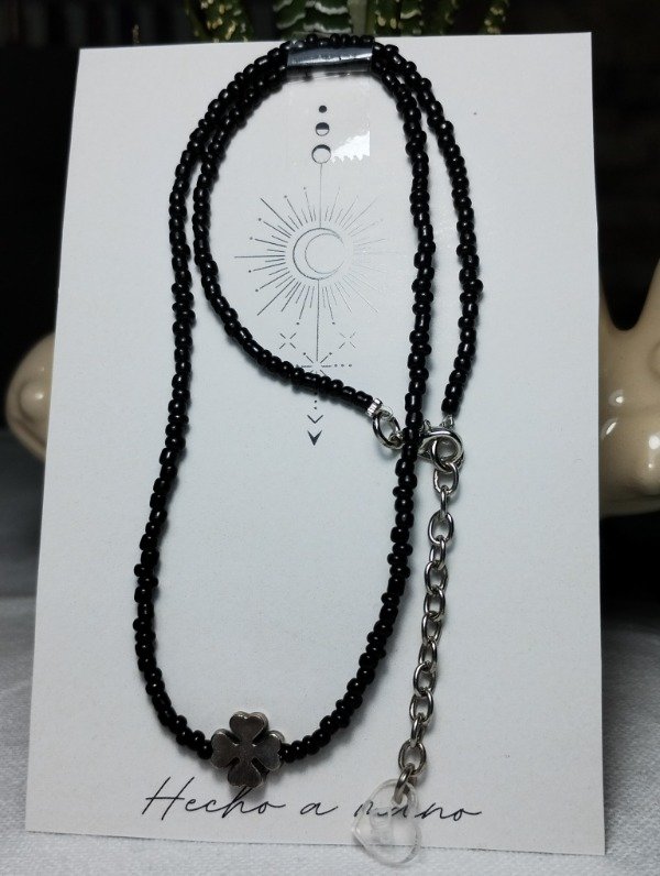 Producto - Collar/gargantilla mostacillas negras y trébol