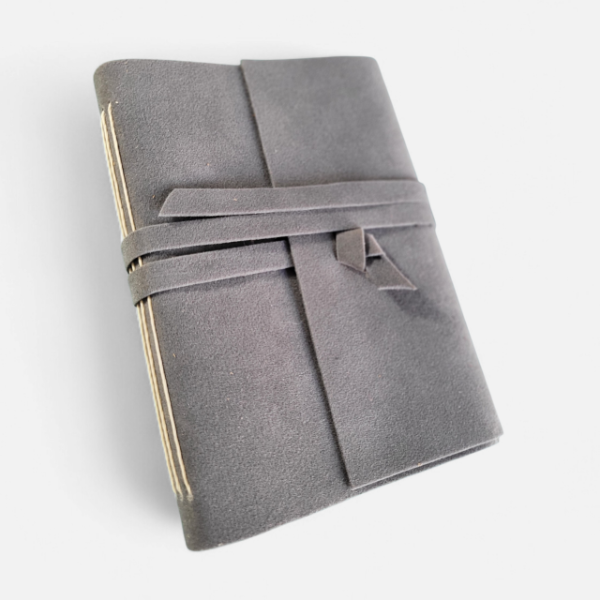 Producto - Bitácora A5 (15x21) de Gamuza Ecocuero Gris