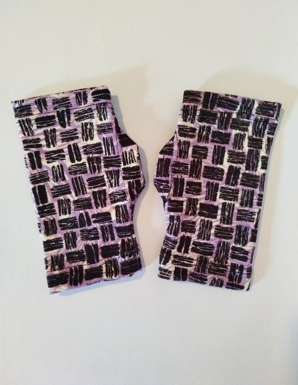 Producto - Mitones Emi -estampa Textura en negro y lila-