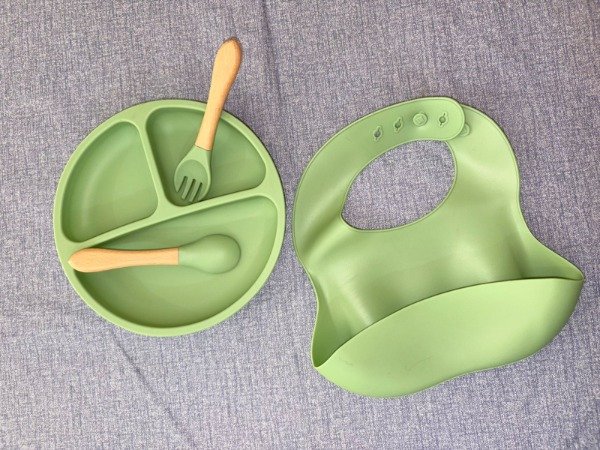 Producto - Set de alimentación de silicona + cubiertos de madera