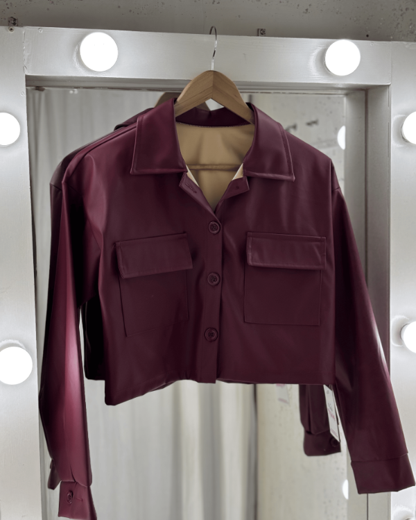 Producto - Campera engomada Corta con Botones Bordó