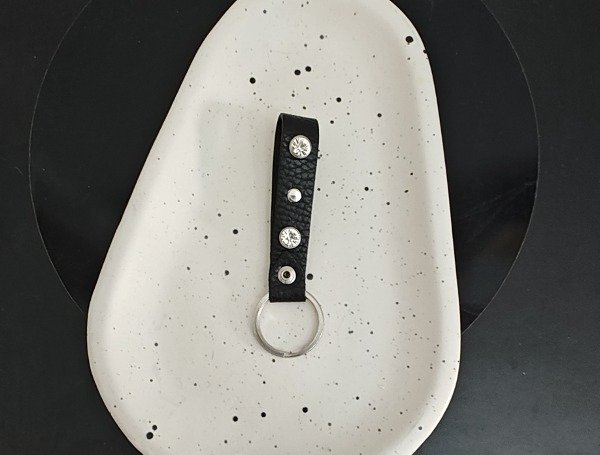 Producto - Llavero cuero tachas y cubik