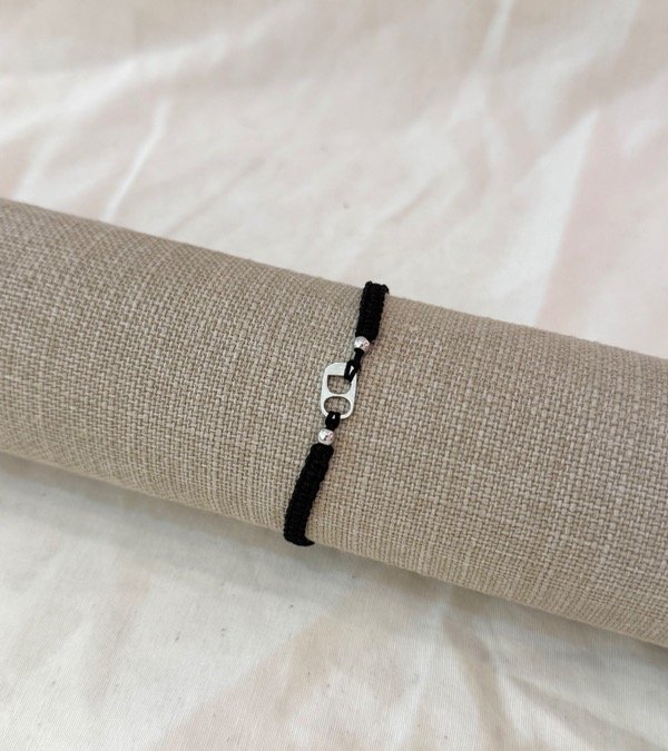 Producto - Pulsera hilo negro Chapita