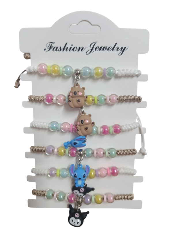 Producto - Pulsera con dije de hilo Capi, stich y kuromi