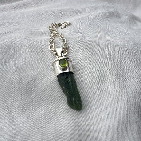 Producto - DIJE MOLDAVITA Y PERIDOTO