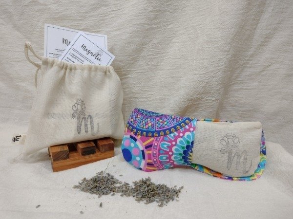 Producto - Antifaz MAGNOLIA, con muchas flores de lavanda, funda y bolsita de tela