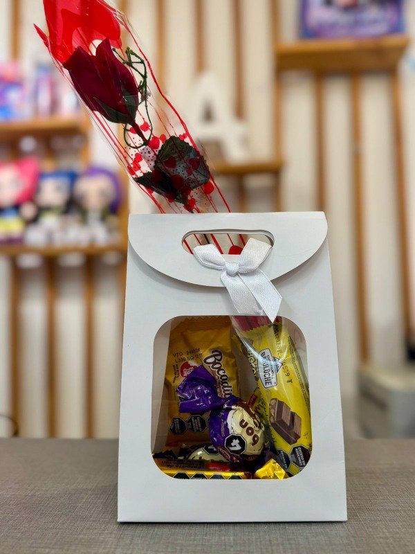 Producto - BOLSITA VISOR CON BOMBONES Y ROSA