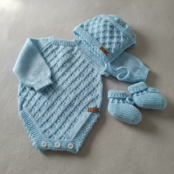 Producto - BODY, GORRITA Y ESCARPINES para bebés de (1a3 meses)