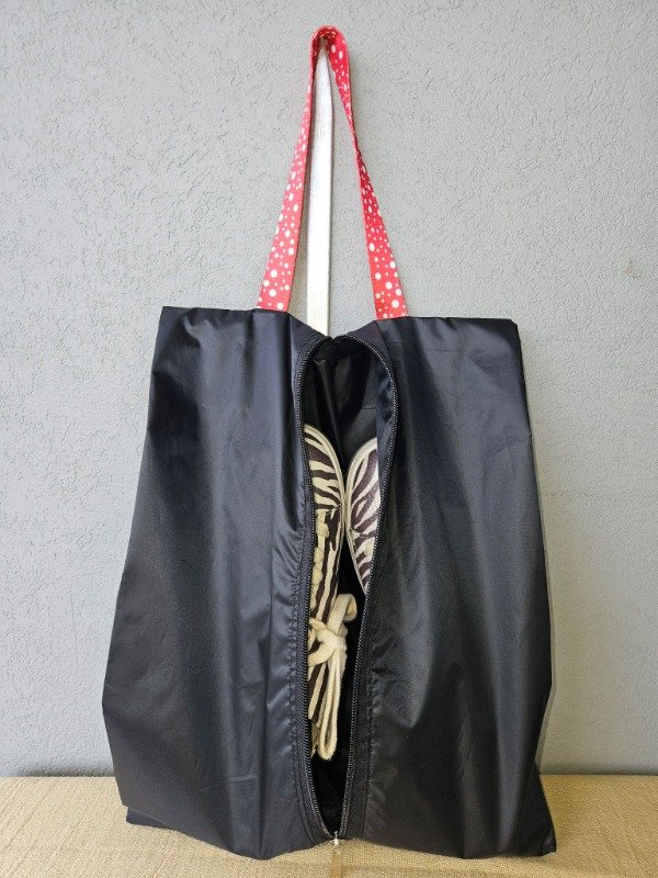 Producto - Zapatero Negro Tira Lunares Rojo