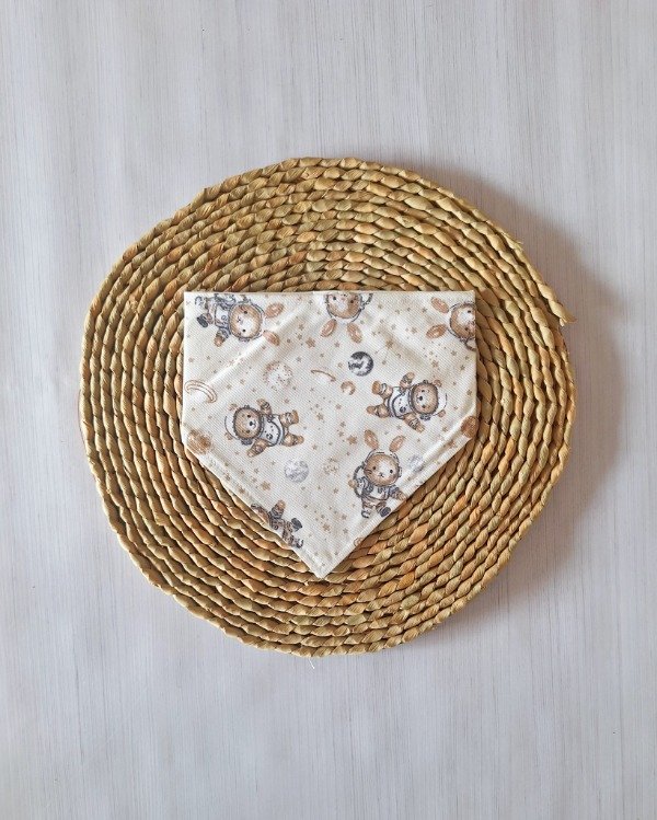 Producto - Babero Bandana c/ Plástico atrás Espacial Crema