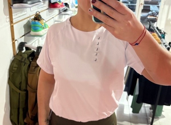 Producto - REMERA DEPORTIVA CON FRENTE AJUSTABLE