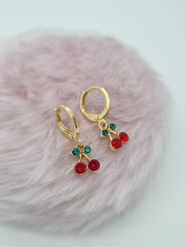 Producto - Aro acero dorado argollita fina colgante cherry strass red