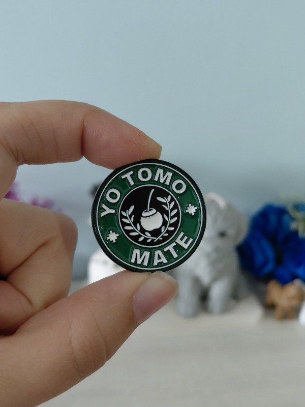 Producto - Pin metalizado - Yo tomo mate #2025