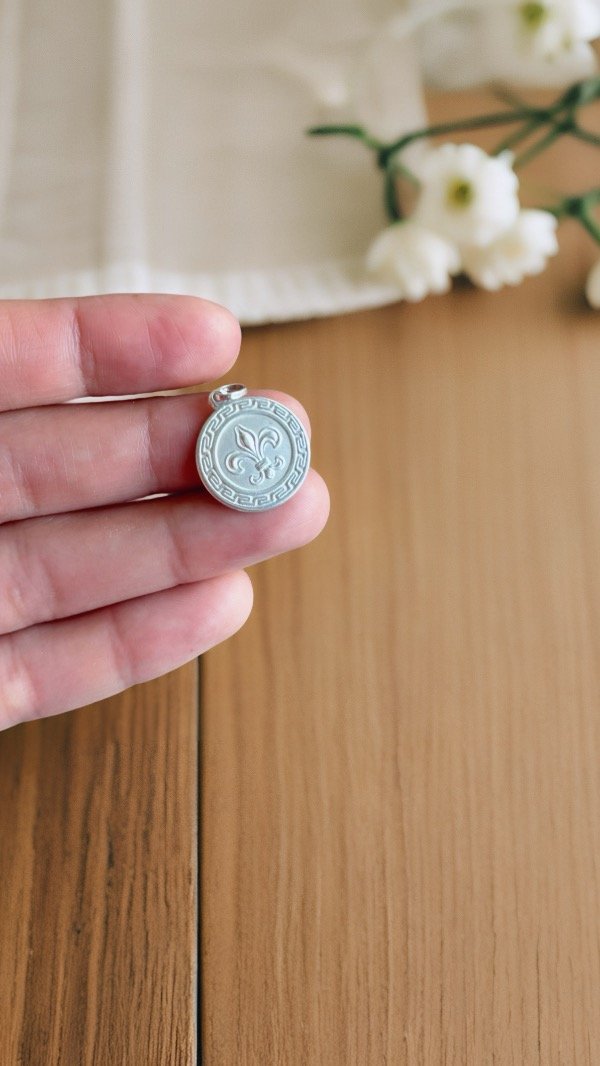 Producto - Dije flor de lis de plata 17x24MM D222