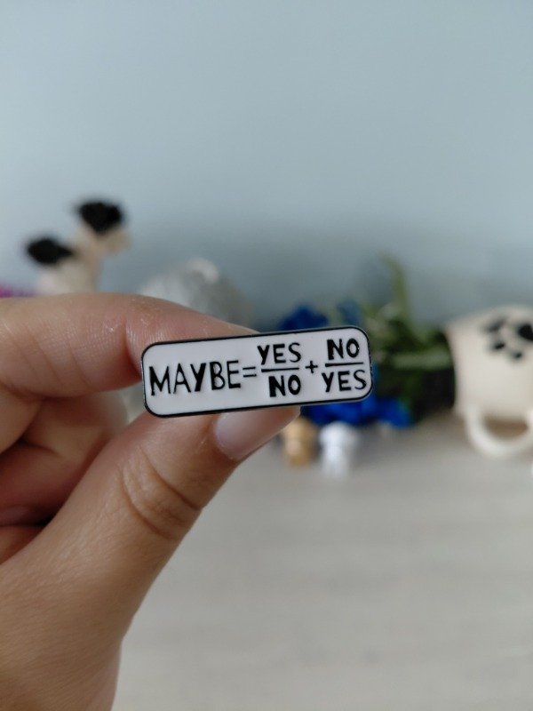 Producto - Pin metalizado - Fórmula Maybe #1642