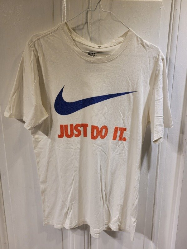 Producto - Remera NIKE blanca logo azul y rojo EN SALE Talle M - PRECIO: 16X