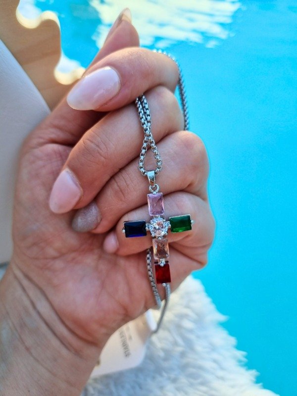 Producto - COLLAR AQ CON CRUZ GRANDE PIEDRAS MULTI