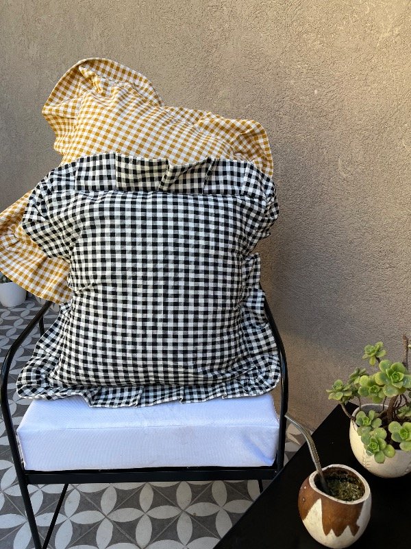 Producto - Almohadon Cuadrille volado negro 50x50