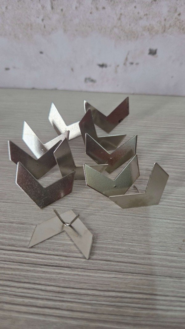 Producto - Aplique en V con pinché plateado x10