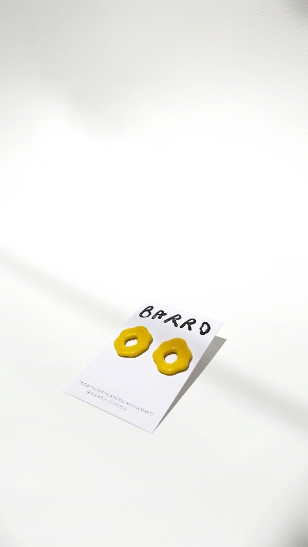 Producto - Arete amarillo perforado