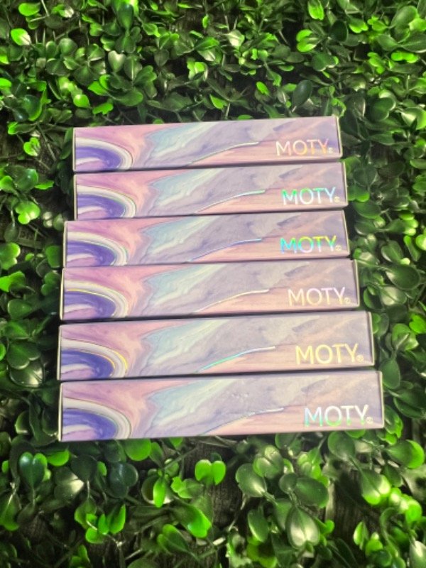 Producto - Sombra líquida y brillo labial 2 en 1 Moty