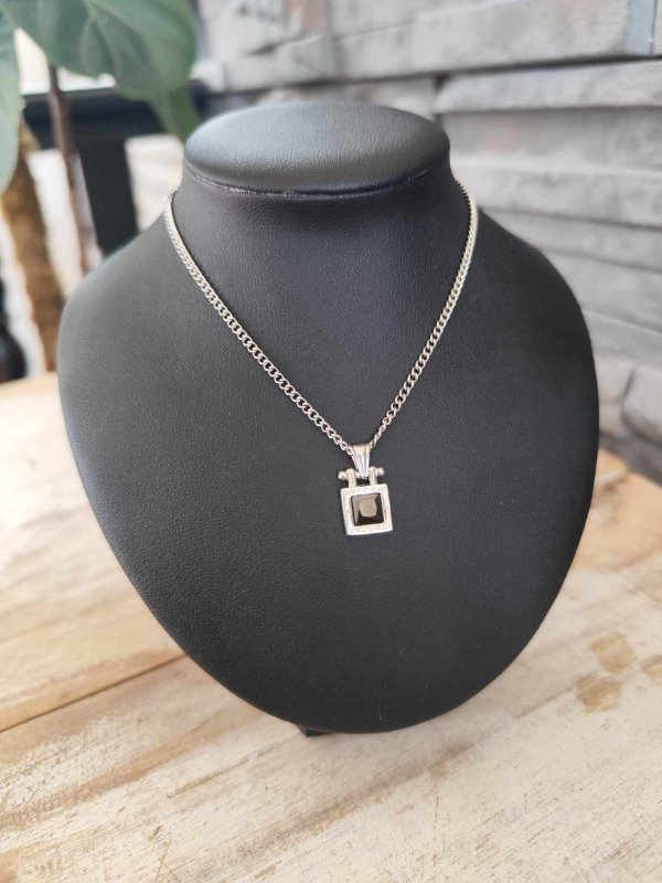 Producto - Collar bulgari cuadrado strass negro. Acero quirurgico.