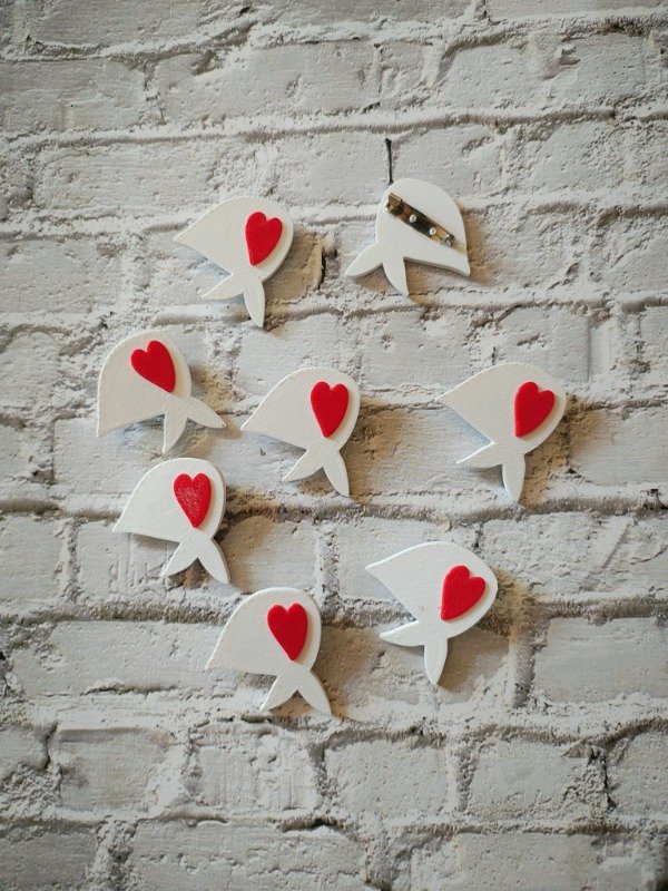 Producto - Pin pañuelo abuelas corazón. - 1