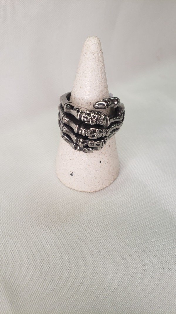 Producto - Anillo mano esqueleto