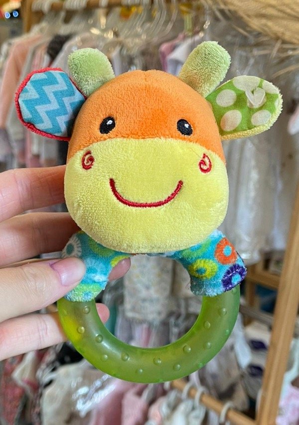 Producto - Peluche sonajero con Mordillo refrigerante de jirafa