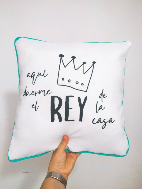 Producto - Funda Almohadón "Aquí duerme el rey de la casa"