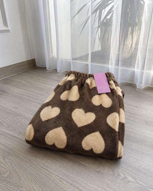 Producto - Pantalon polar choco con corazones beige