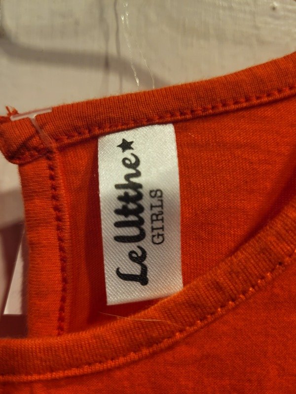 Producto - Remera LE UTTHE colorada con volados y broderie Talle 6 años - PRECIO: 8X - 3