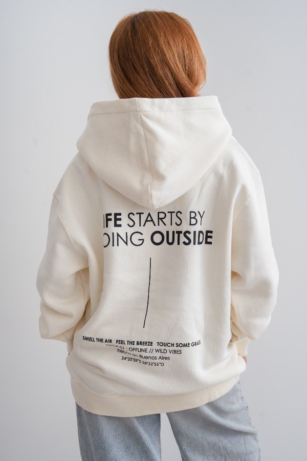 Producto - Hoodie Over Crema - Toca pasto