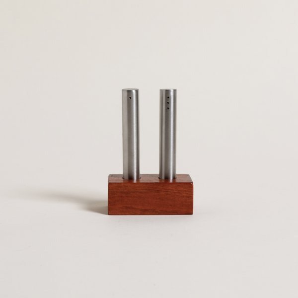 Producto - Set sal y pimienta de acero tubo con base de madera 8x12 cm