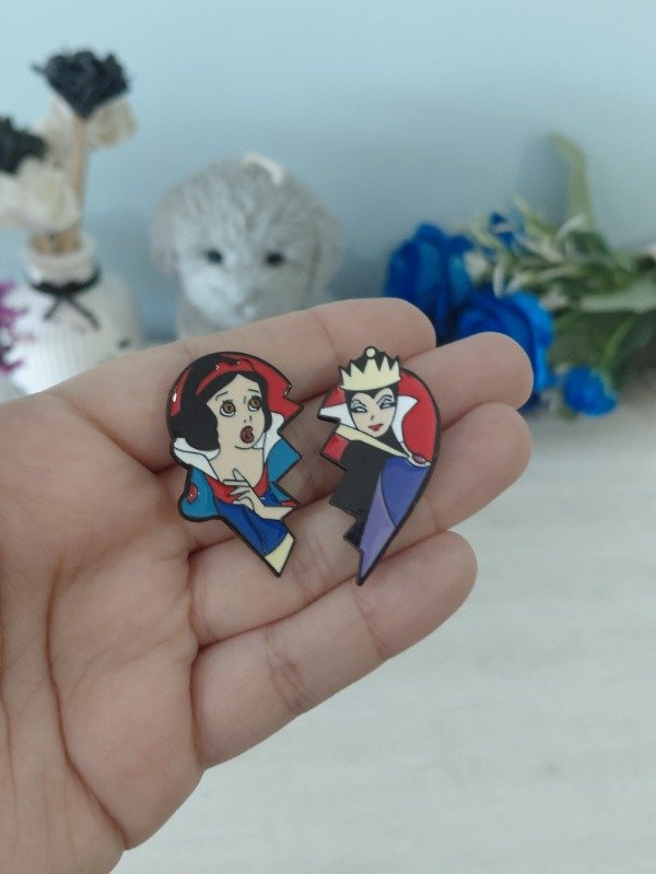 Producto - Pin metalizado - Corazón partido "Blancanieves" #1073