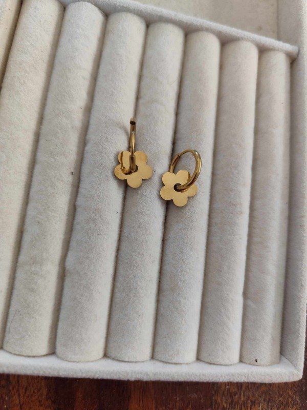 Producto - Aros argolla con dije flor . Acero dorado.