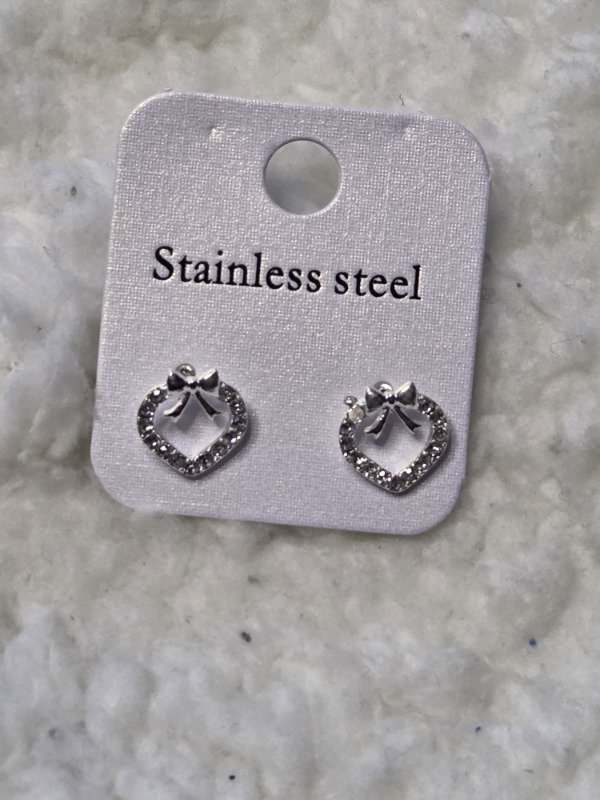 Producto - Aritos Corazon con moño plateado