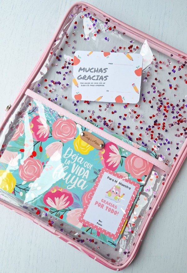 Producto - Estuche María A4 + planner o libreta. Especial Día del maestro y estudiante