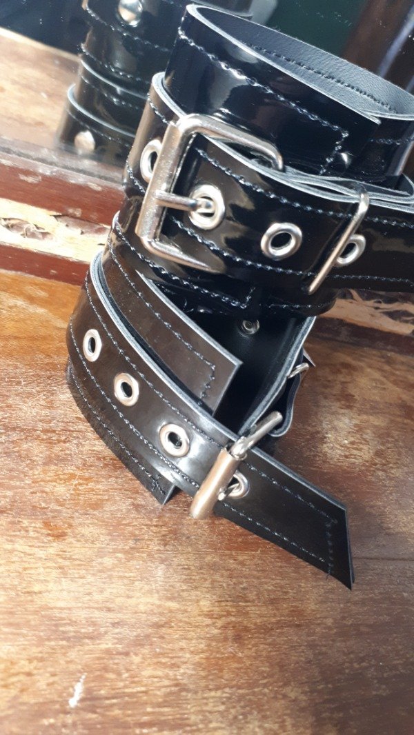 Producto - Esposas negras de charol