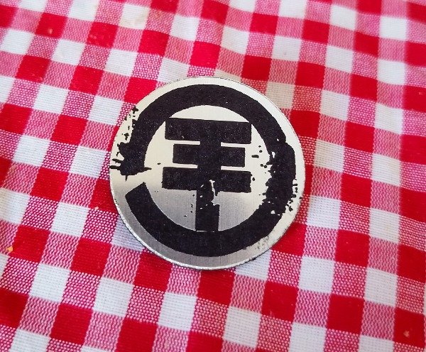 Producto - prendedor tokio