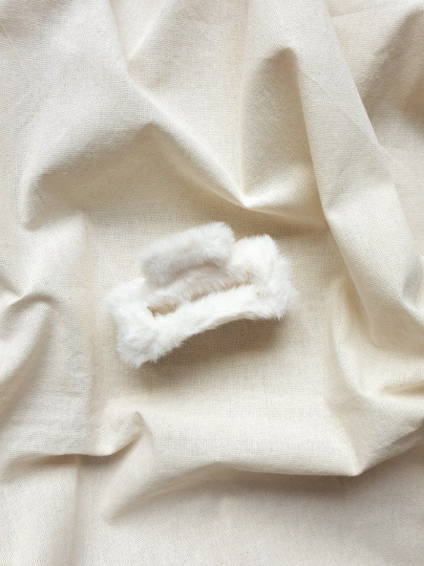 Producto - Broche peludito crema