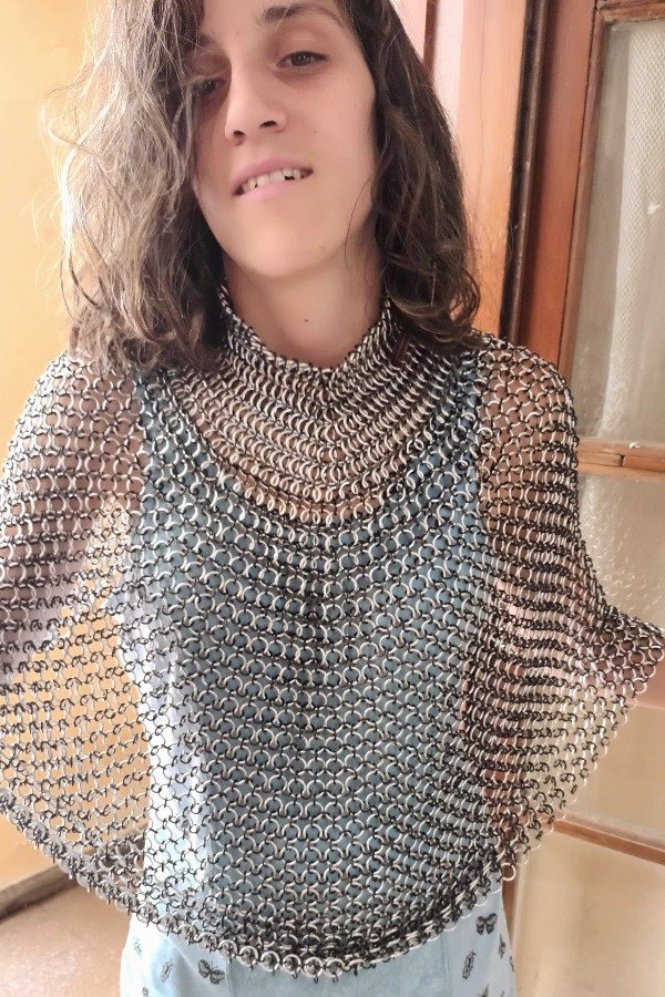 Producto - Capa tejida a mano.  Artesanal con anillas de aluminio.  No se oxida