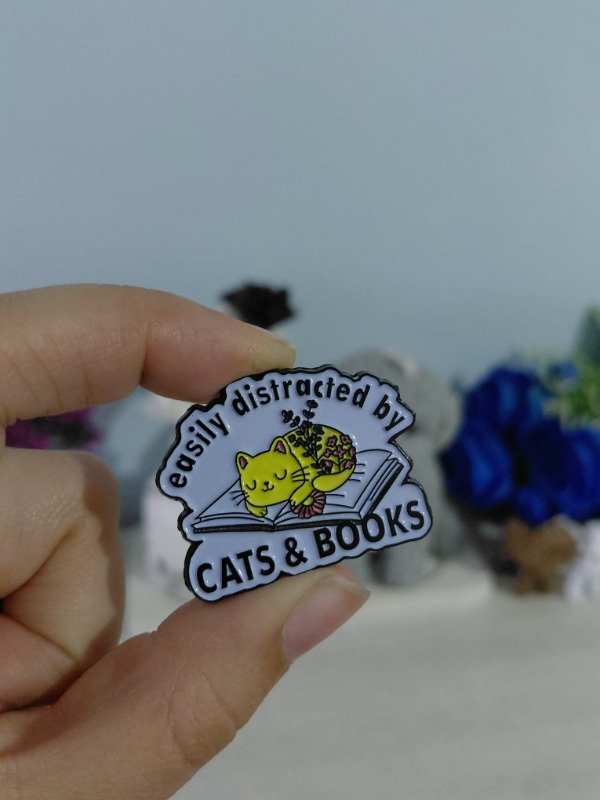 Producto - Pin metalizado - Easily distracted by cats and books #1954
