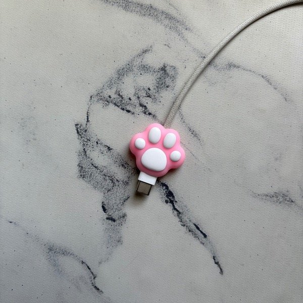 Producto - Come cable huellita rosa
