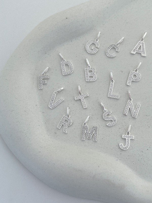 Producto - Dije inicial con micropave